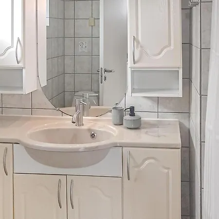 4 Bedroom Beautiful In Сasa de vacaciones *